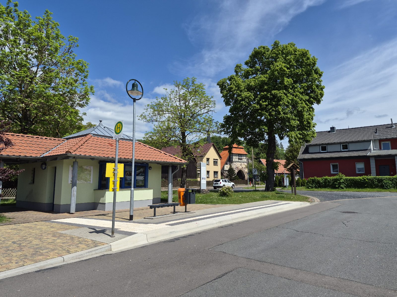 Neu gestaltete ÖPNV-Haltestelle am Wiesenplatz in Neustadt mit barrierefreiem Bord und Querung.