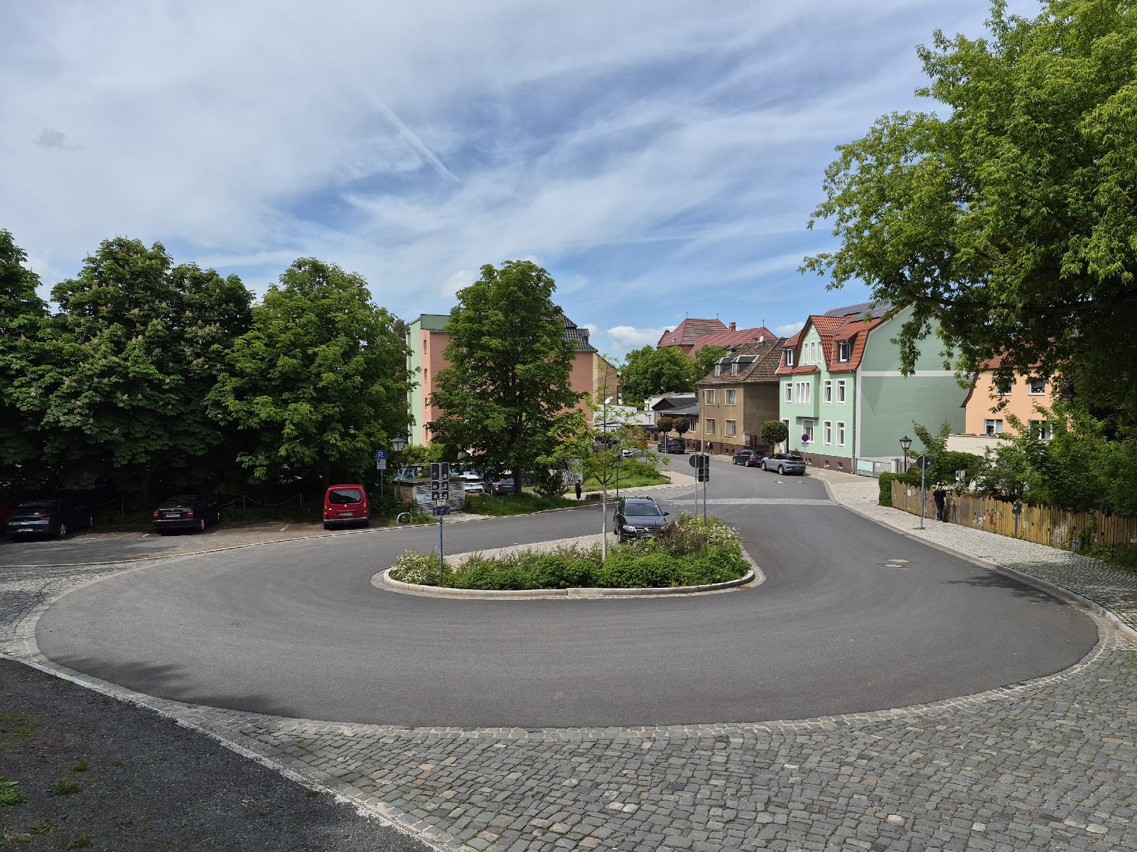 Umgebaute Buswendeschleife an der Elisabethstraße mit begrünter Insel und Stadthäusern.
