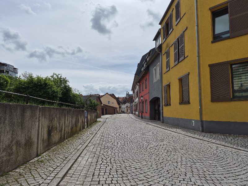 Mit Naturstein gepflasterte Schärfgasse in der Nordhäuser Altstadt.