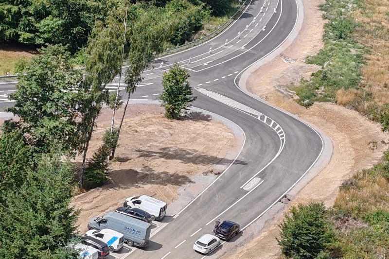 Luftaufnahme der neu gebauten verkehrlichen Anbindung Harzer Hexenreich an die B4 bei Rothesütte.