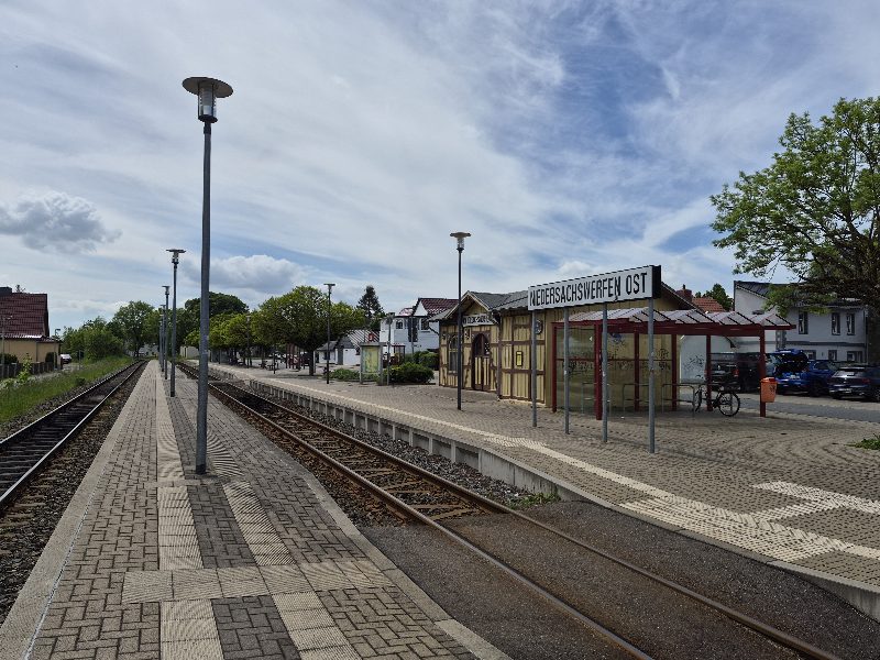 ÖPNV-Verknüpfungspunkt in Harztor/Niedersachswerfen mit Wartebereich und Pflasterflächen.