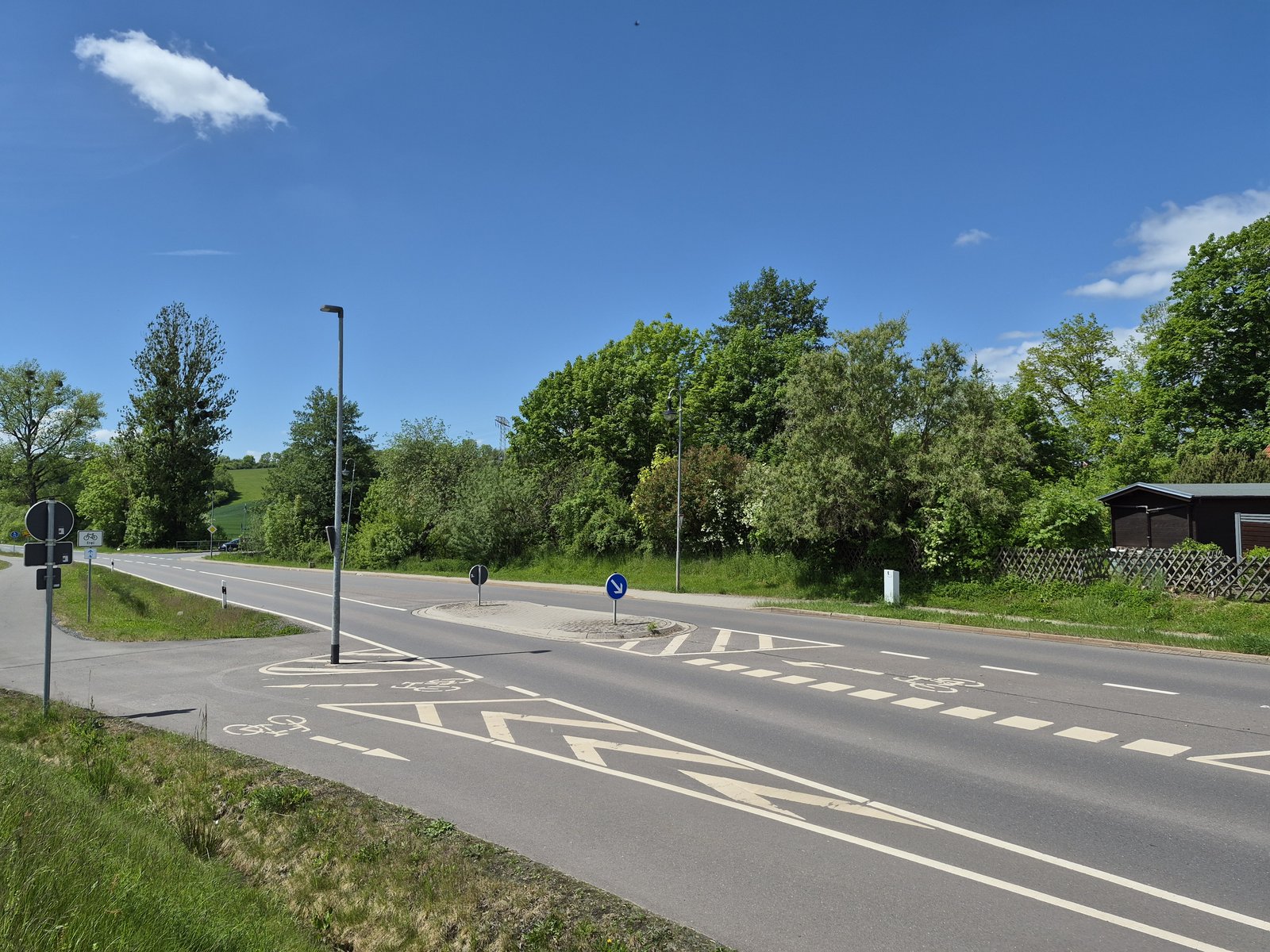 Querungsstelle des Geh- und Radwegs an der L1037 mit Markierung und Beleuchtung.